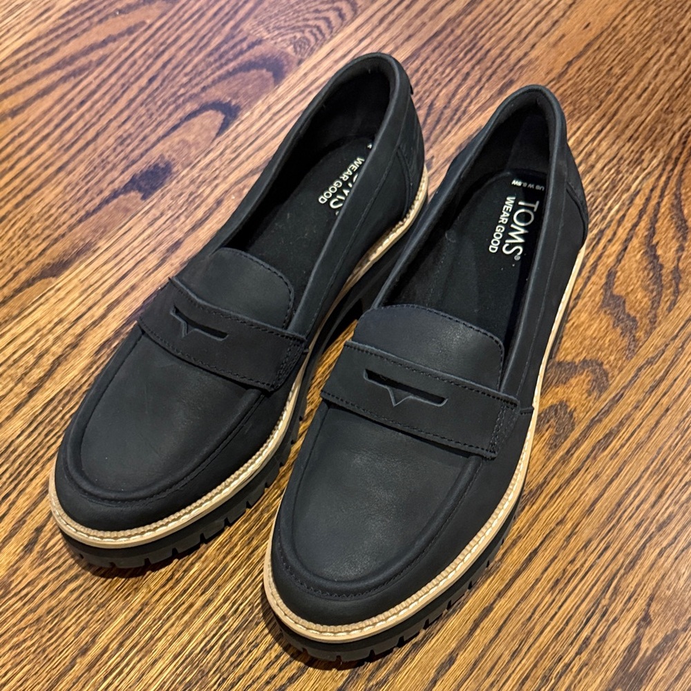 B17 TOMS Women's 8.5W Black Loafers with Tan